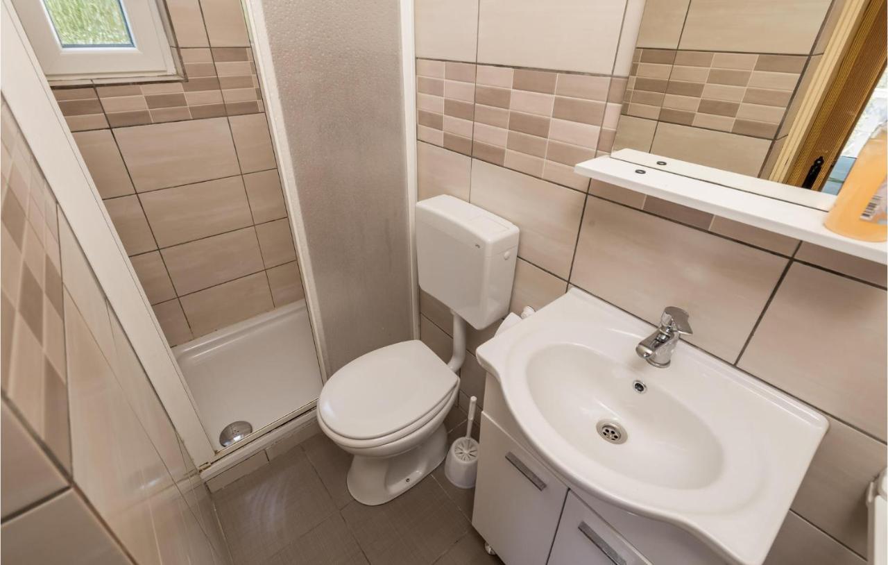 1 Bedroom Amazing Apartment In Kampor Esterno foto