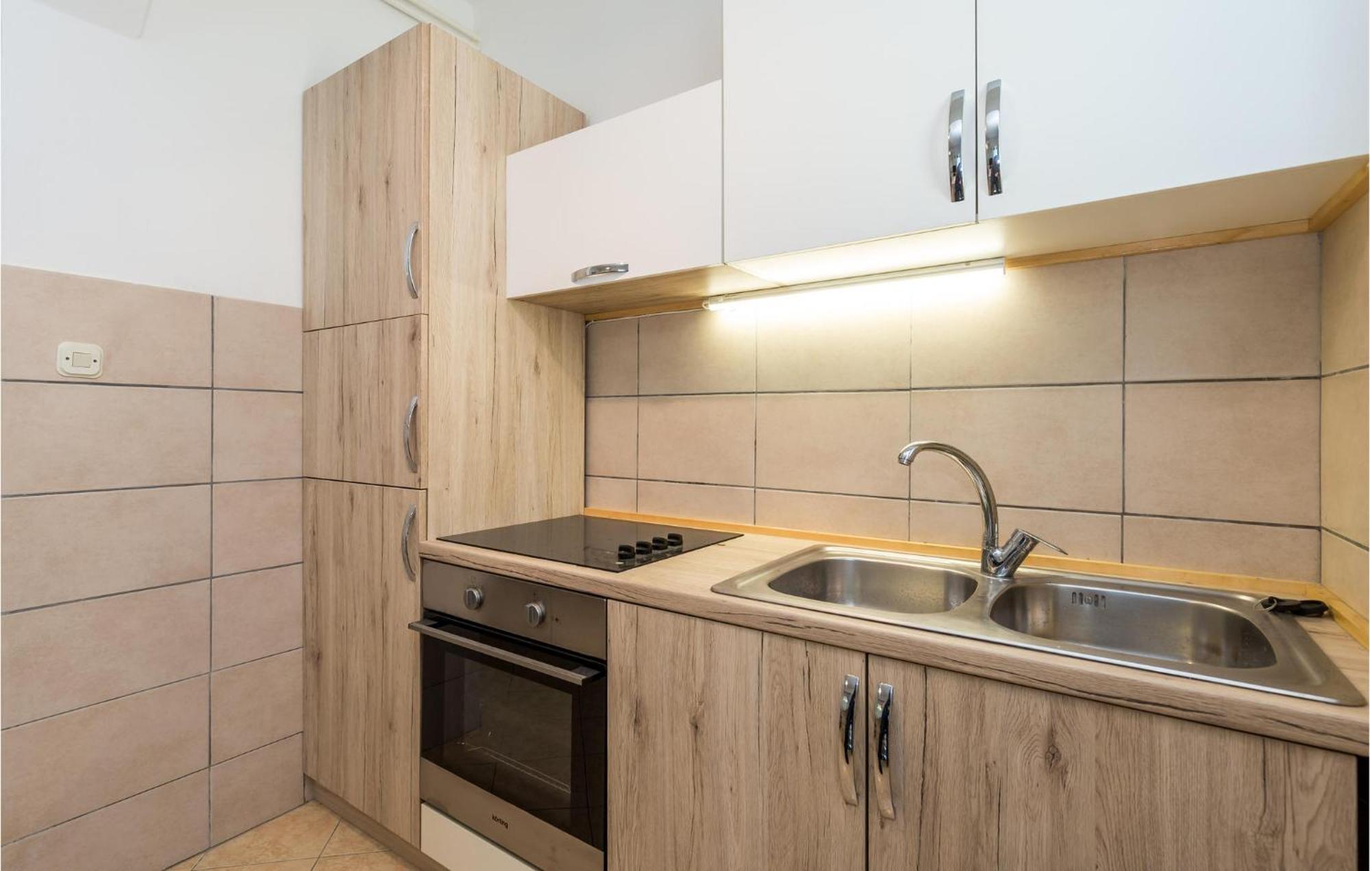 1 Bedroom Amazing Apartment In Kampor Esterno foto