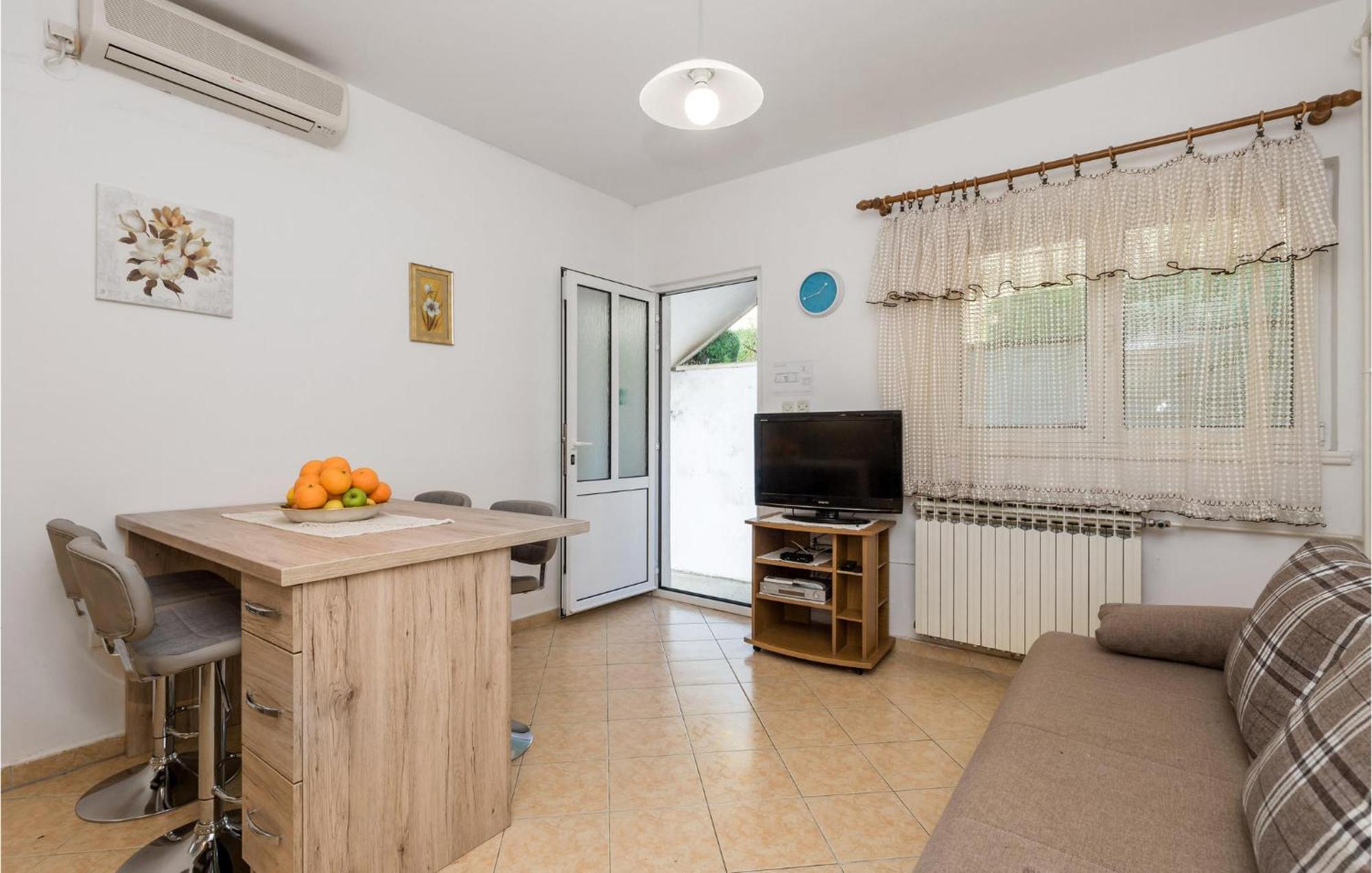1 Bedroom Amazing Apartment In Kampor Esterno foto