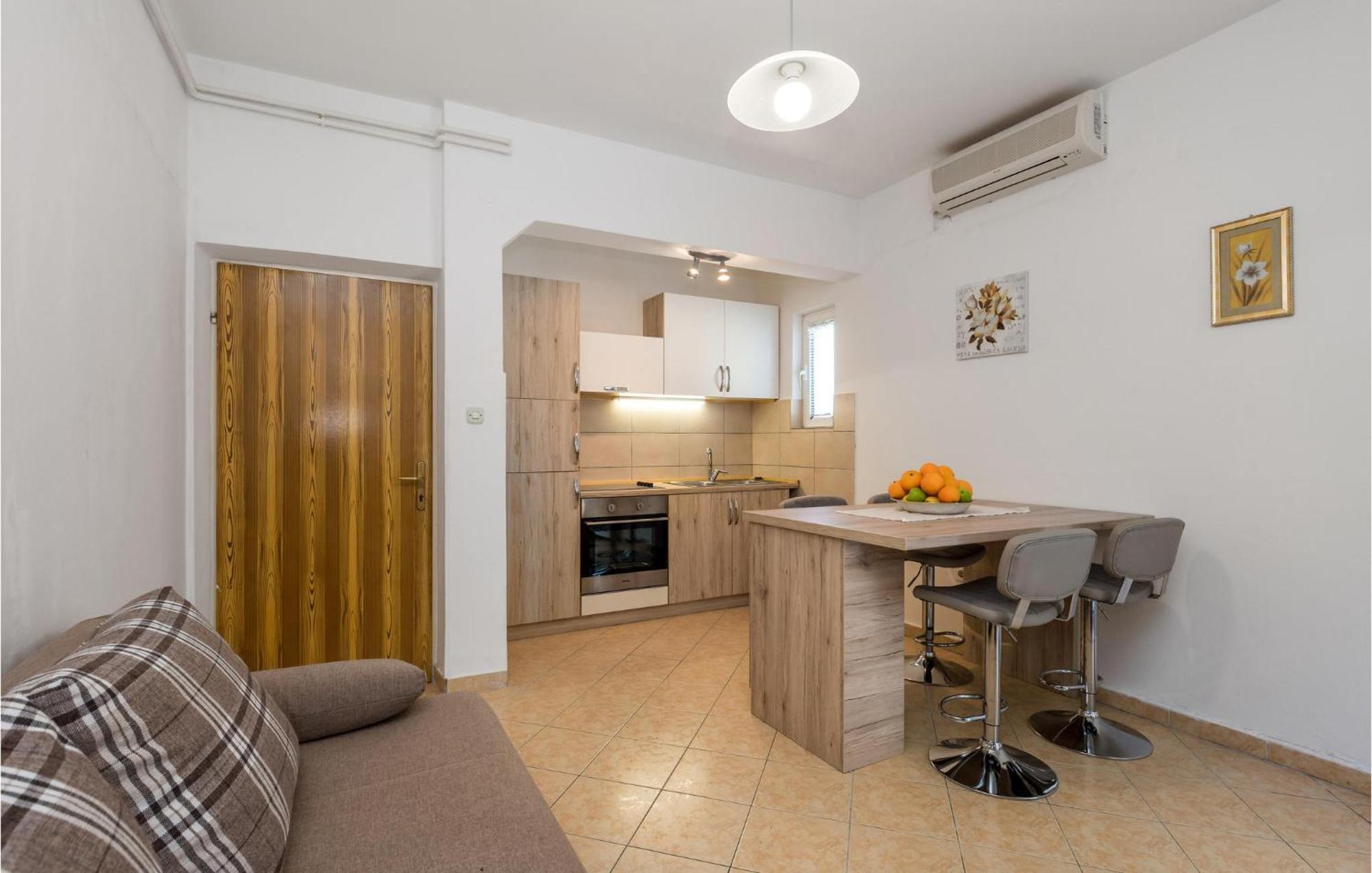 1 Bedroom Amazing Apartment In Kampor Esterno foto