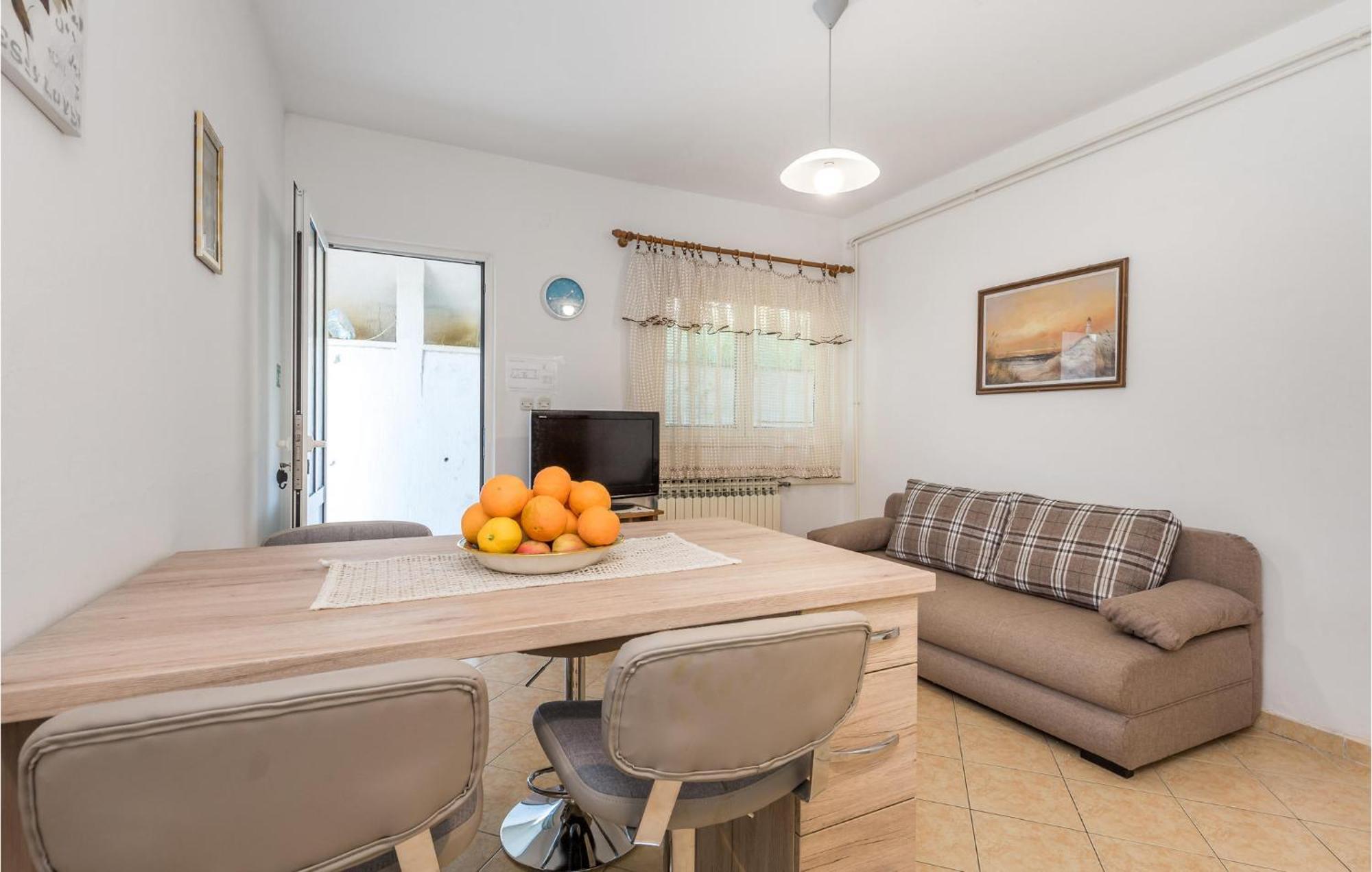 1 Bedroom Amazing Apartment In Kampor Esterno foto