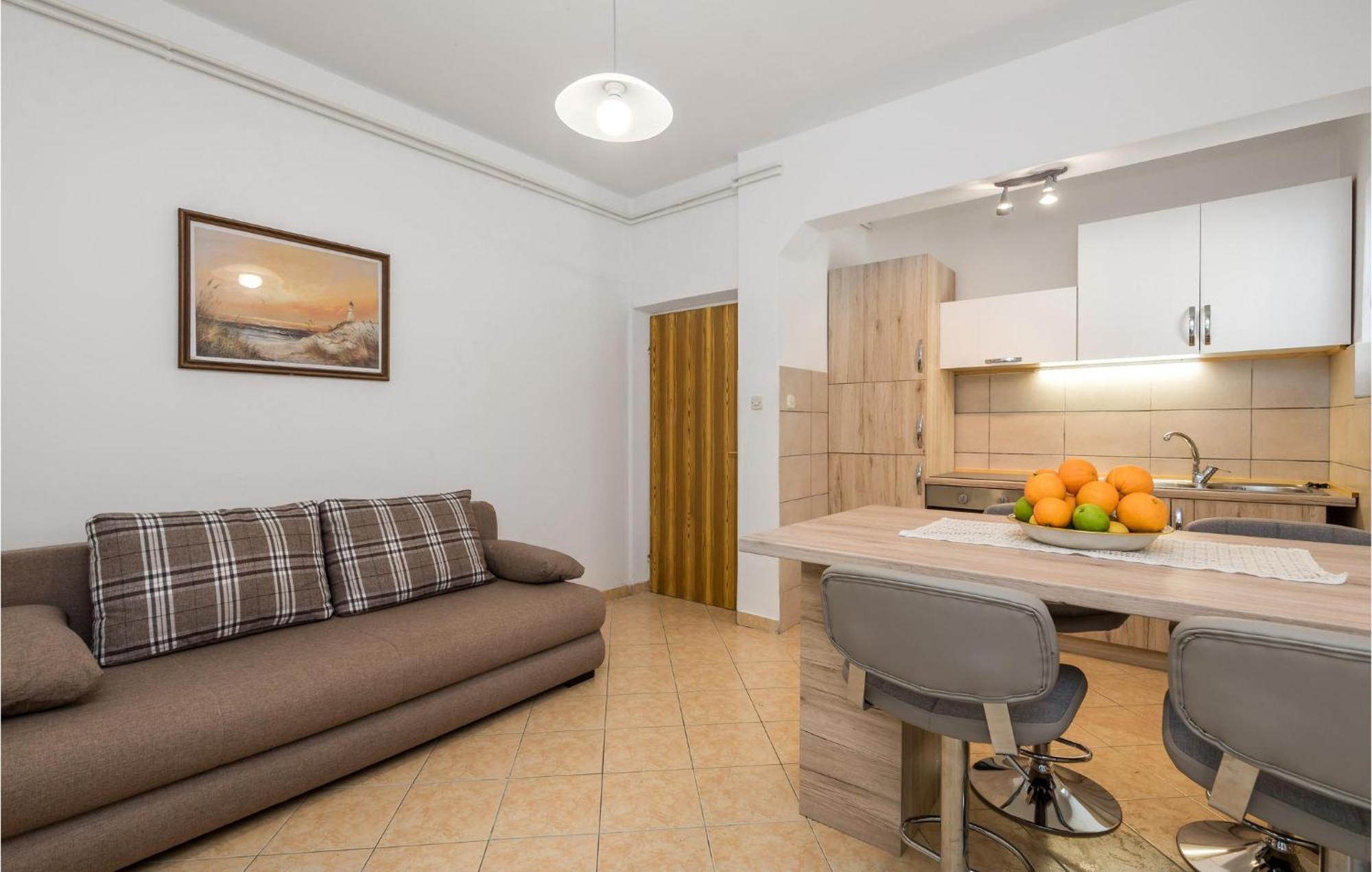 1 Bedroom Amazing Apartment In Kampor Esterno foto