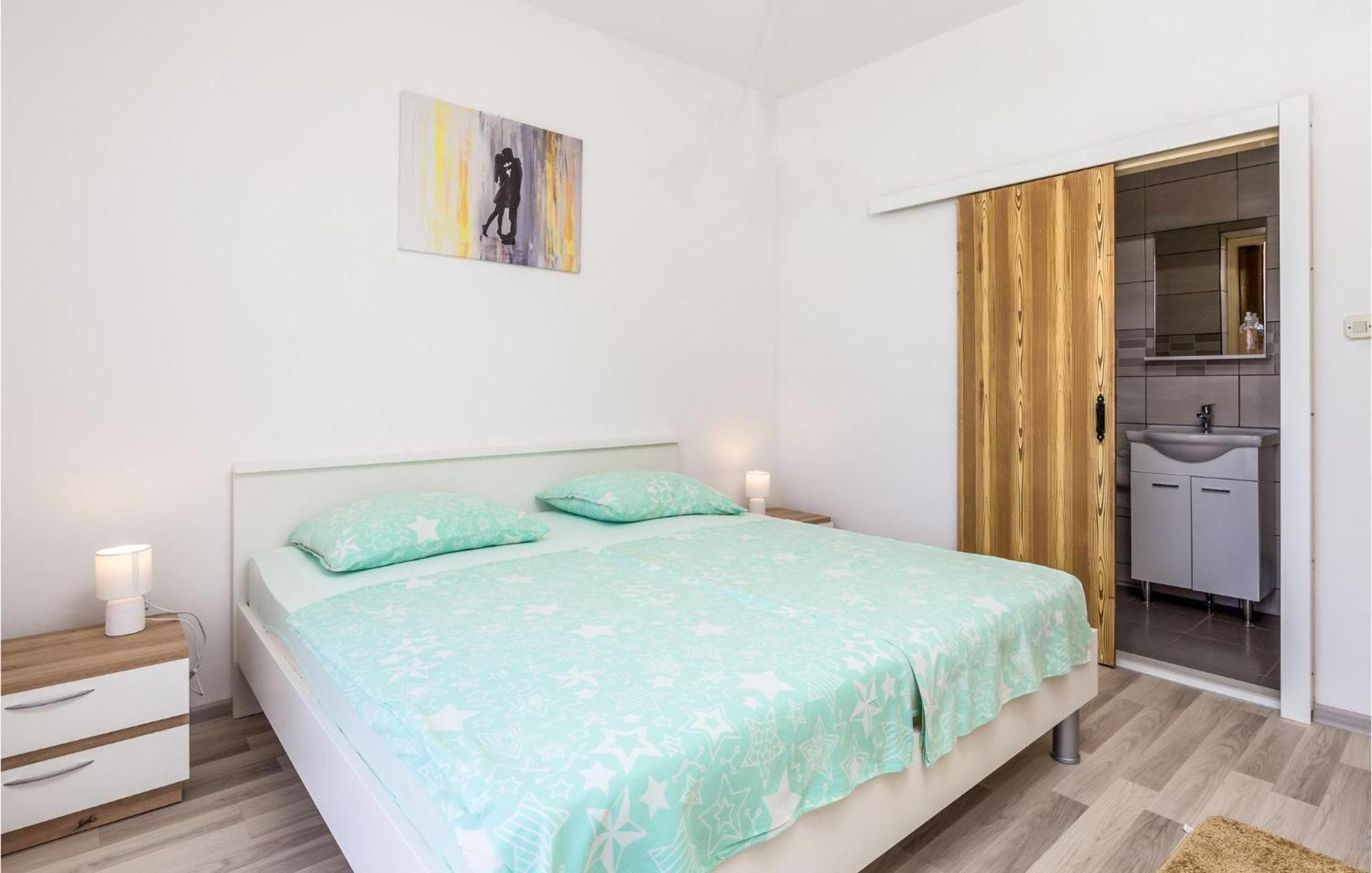1 Bedroom Amazing Apartment In Kampor Esterno foto