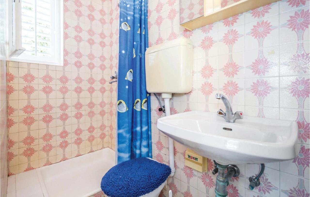 1 Bedroom Amazing Apartment In Kampor Esterno foto